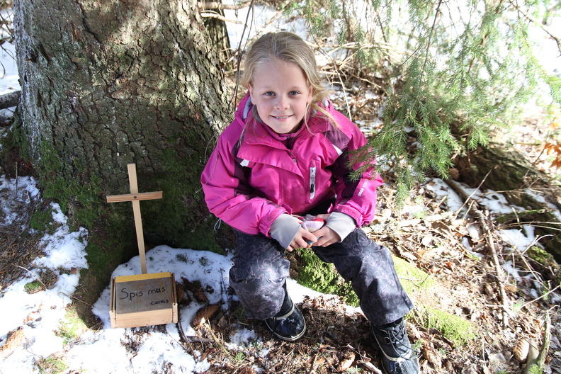 IMG 4379 Carla med færdigt arbejde Påske 2013