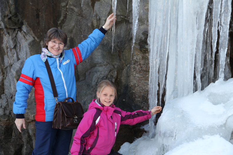 IMG 4422 Carla og Bedstemor Torpet påske 2013